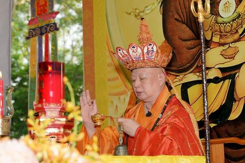 Đăng đàn chẩn tế trong Lễ tưởng niệm tại Đền thờ Liệt sĩ Đông Nam Bộ