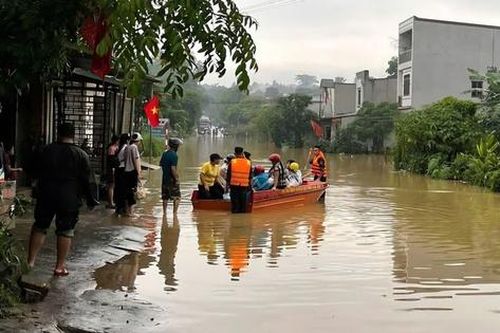 Không quản hiểm nguy dầm mưa vượt lũ, giúp dân khắc phục hậu quả bão lũ ở Lào Cai