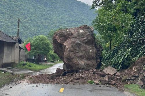 Tảng đá khổng lồ sạt xuống quốc lộ 7, 15 người trên xe khách thoát nạn trong gang tấc