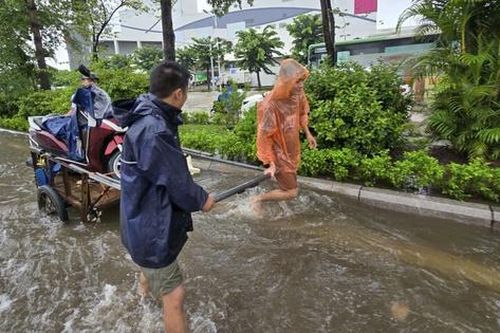 Hà Nội: Mưa ngớt, người dân vẫn ám ảnh vì còn hơn 20 điểm ngập sâu