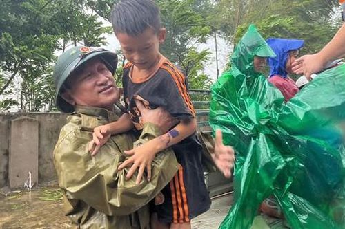 Chung tay khắc phục hậu quả, giúp người dân Hà Tĩnh ổn định cuộc sống sau bão số 5