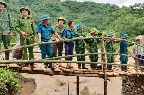 Nghệ An: Làm cầu gỗ cứu trợ 42 hộ dân ở bản vùng biên bị cô lập do bão