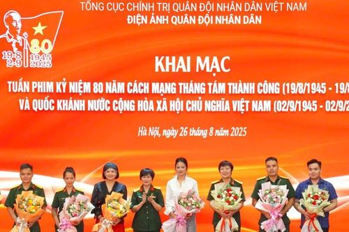 Khán giả đội mưa dự khai mạc Tuần phim kỷ niệm 80 năm Quốc khánh 2/9