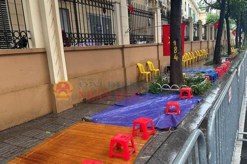 Kiên quyết dẹp bỏ tình trạng 'xếp ghế giữ chỗ' xem diễu binh rồi bán thu lợi