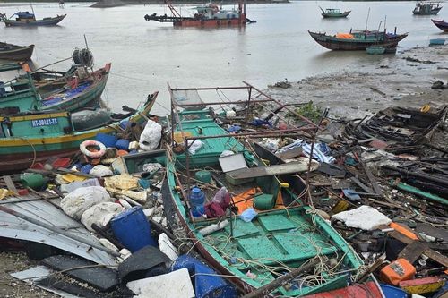 Hàng chục tàu thuyền của ngư dân bị sóng đánh chìm