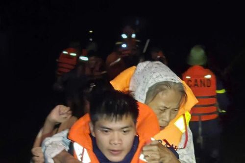 Lực lượng Công an Thanh Hóa 'xuyên đêm' hỗ trợ hộ đê và sơ tán dân