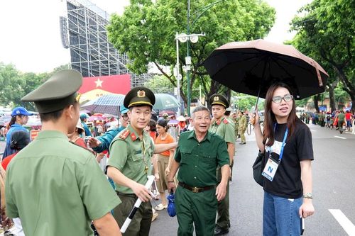 Công an Hà Nội túc trực, hỗ trợ người dân tới xem buổi sơ duyệt A80