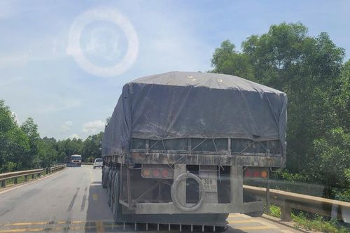Hãi hùng cảnh xe đầu kéo chở quặng chất cao ngất ngưởng ở Hà Tĩnh