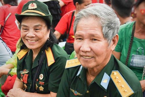 Khoảnh khắc xúc động của vợ chồng cựu chiến binh tại buổi sơ duyệt A80
