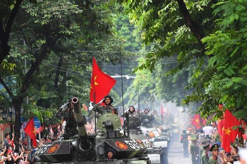 Người dân hào hứng tận mắt thấy xe tăng lăn bánh