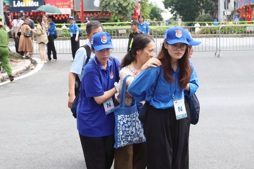 Sắc xanh tuổi trẻ hòa cùng màu cờ đỏ thắm