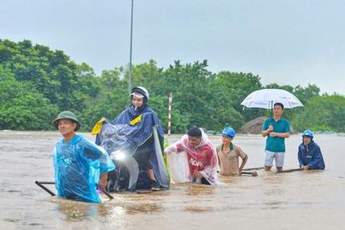 Kiếm tiền triệu mỗi ngày nhờ dịch vụ mùa ngập lụt