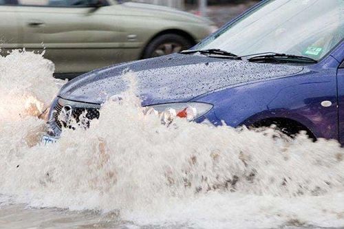Xe ô tô ngập nước gây hậu quả gì, mực nước bao nhiêu an toàn cho xe?