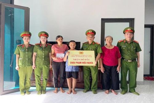 Cảm động tấm lòng của những 'người cha, người mẹ đỡ đầu' Công an vùng đất mỏ