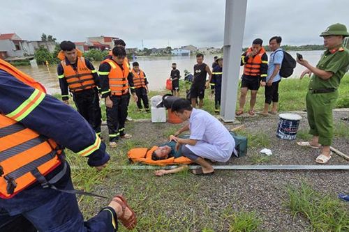 Lực lượng Công an kịp thời cứu vớt một người dân bị lũ cuốn