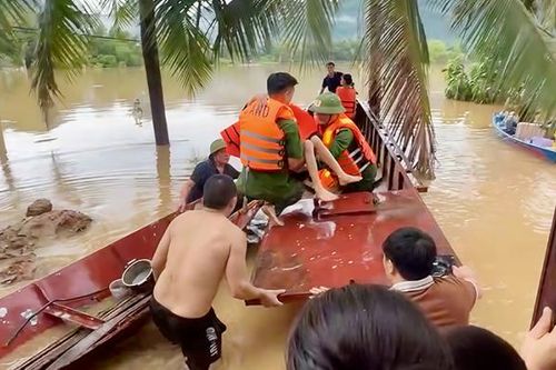 Công an xã Cẩm Tú giúp dân khắc phục hậu quả sau bão số 5