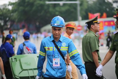 Công nhân vệ sinh môi trường không ngại vất vả giữ cho đường phố sạch đẹp