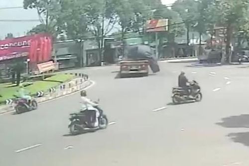 2 vụ xe đầu kéo làm rơi các cuộn thép hàng chục tấn xuống đường