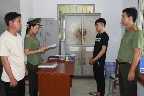 Khởi tố, bắt tạm giam đối tượng mang súng tìm nhân viên quán nhậu để giải quyết
