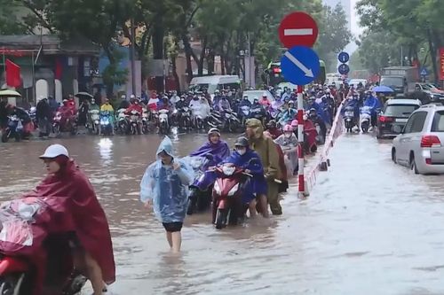 Người dân mong đợi ngớt mưa, hết ngập