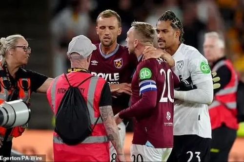 Đội trưởng West Ham tranh cãi gay gắt với các cổ động viên