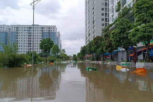 Hà Nội: Nhiều khu chung cư thành 'ốc đảo' sau mưa lớn