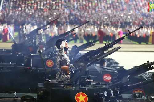 Vũ khí, khí tài hùng tráng diễu qua Ba Đình đêm 27/8