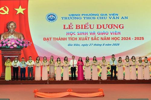 Trường Trung học cơ sở Chu Văn An (Hải Phòng) biểu dương giáo viên và học sinh đạt thành tích cao