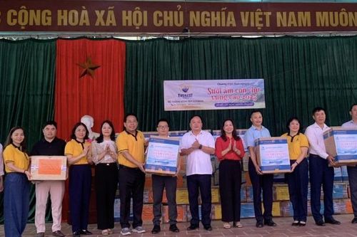 Ủy ban MTTQ tỉnh và Trường EVEREST tổ chức Chương trình 'Sưởi ấm con chữ vùng cao năm 2025'