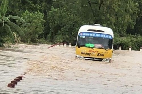 Lý do bất ngờ khiến tài xế xe buýt 'thông chốt' lao vào dòng nước xiết