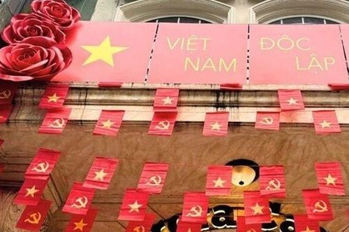 Ngôi nhà phủ kín cờ đỏ trên phố hot nhất Hà Nội dịp A80, hóa ra là của vợ chồng cầu thủ nổi tiếng Việt Nam