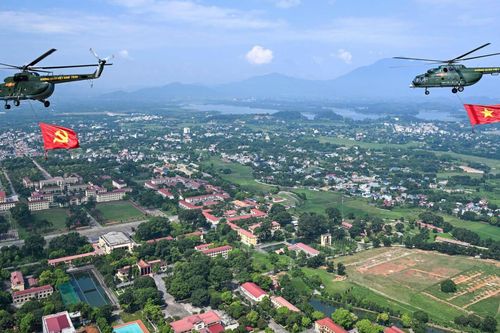 Vị trí 'vàng' ngắm trọn khoảnh khắc trực thăng kéo cờ bay trên bầu trời Hà Nội