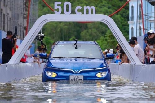 Xe ô tô điện có thể chịu ngập nước được bao lâu?
