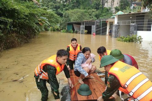 Nước sông Thanh Hóa vượt báo động 3, lực lượng chức năng cấp tập giúp dân sơ tán