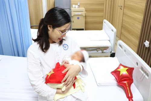 Bé gái chào đời từ phôi thai 'ngủ đông' suốt hơn 1 thập kỷ