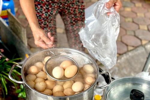 Trứng luộc, bánh rán, xúc xích xuống phố phục vụ nghìn người chờ xem diễu binh
