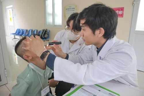 Bà nội ôm cháu 'vượt' bão đến Hà Nội 'vá' nụ cười