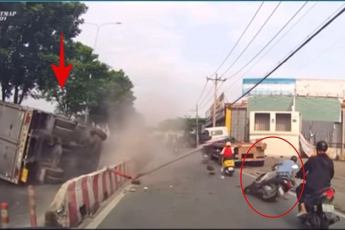 Xe tải lao lên dải phân cách, húc gãy biển báo ở TP.HCM