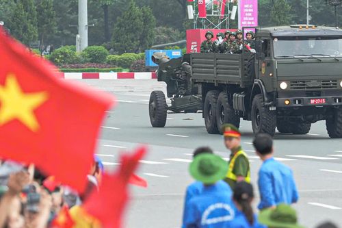 Xe pháo, tên lửa tiến vào trung tâm Hà Nội trước giờ sơ duyệt diễu binh A80