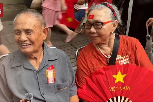 Vợ chồng già xúc động, hạnh phúc chờ xem sơ duyệt diễu binh
