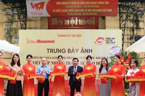 Trưng bày ảnh 'Viết tiếp những trang sử hào hùng': Hà Nội – bản hùng ca lịch sử và khát vọng phồn vinh