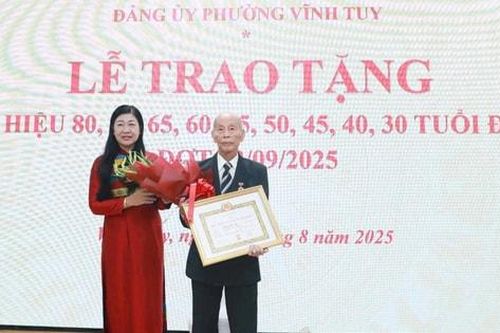Chủ tịch Ủy ban MTTQ Việt Nam TP Hà Nội Nguyễn Lan Hương trao Huy hiệu Đảng tại phường Vĩnh Tuy