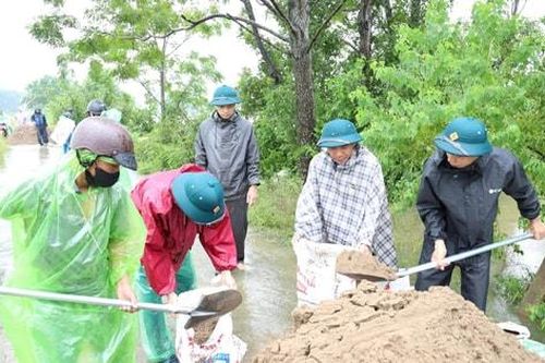 Sông Tích vượt báo động 3, xã Kiều Phú huy động nhân lực bảo vệ khu dân cư