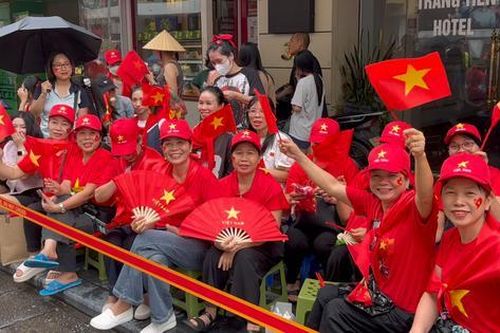 Sắc đỏ giữa trời mưa - Người dân háo hức chờ sơ duyệt sự kiện A80