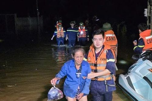 Công an Thanh Hóa và Nghệ An nỗ lực giúp dân ứng phó với mưa bão