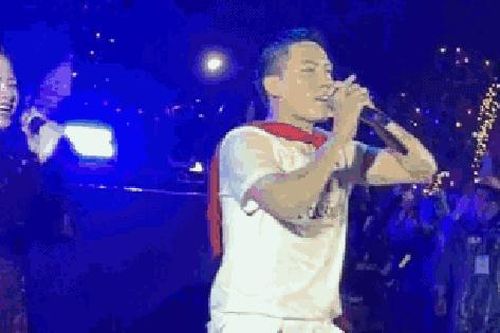 Khoảnh khắc dưới cơn mưa của Dương Hoàng Yến, Anh Tú trong concert quốc gia