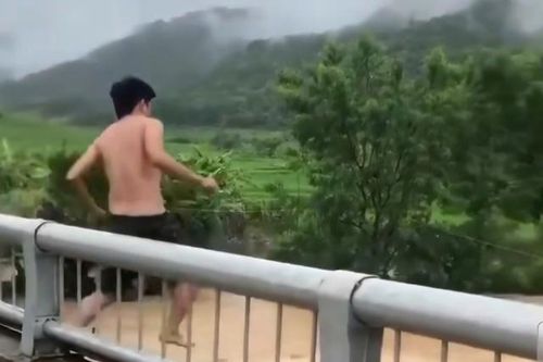 Video người đàn ông nhảy xuống suối lũ, mất tích dậy sóng mạng xã hội