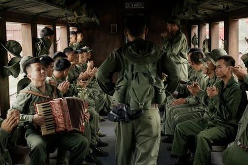 Khoảnh khắc khóc cười của phim 'Mưa đỏ': Khi bom đạn không thể ngăn tiếng cười lạc quan của người chiến sĩ