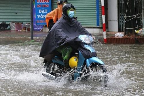 Mưa lớn khiến nhiều tuyến phố Hà Nội vẫn chìm trong nước, cảnh báo ngập sâu ven sông do lũ đạt đỉnh