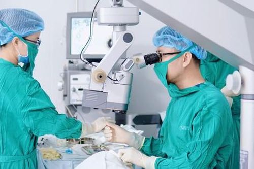 Phẫu thuật thành công cho bệnh nhân 62 tuổi bị đục thủy tinh thể và cườm nước nặng không còn đáp ứng điều trị nội khoa